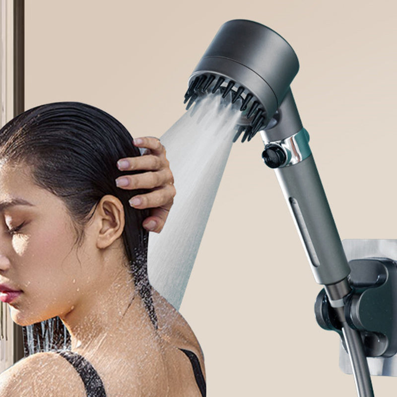 Högtrycksduschhuvud i grå ABS, tre lägen, modern design, kompakt och hållbart. Front view, liknar en hårtork.