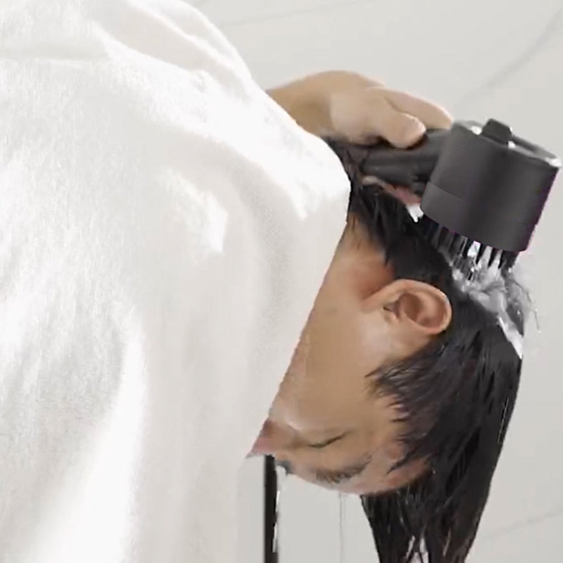 Högtrycksduschhuvud i grå ABS, tre lägen, modern design, kompakt och hållbart. Front view, liknar en hårtork.