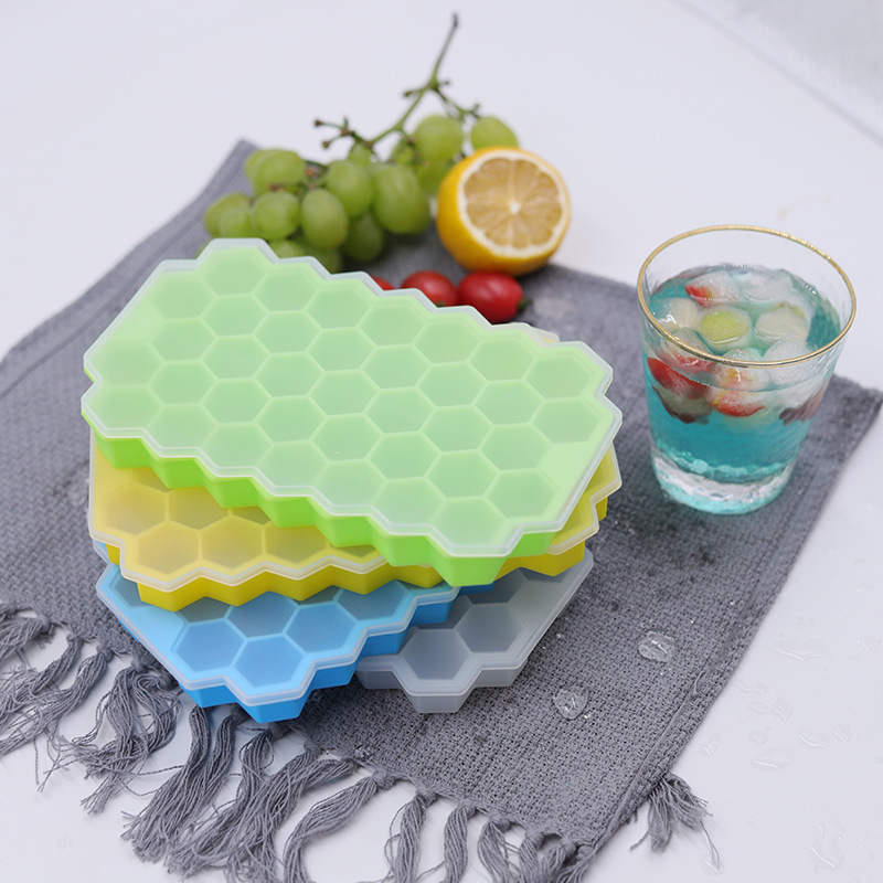 "Honeycomb-formad isbitsform av blå silikon, flexibel och spillsäker, köksredskap med lock för enkel ishantering."