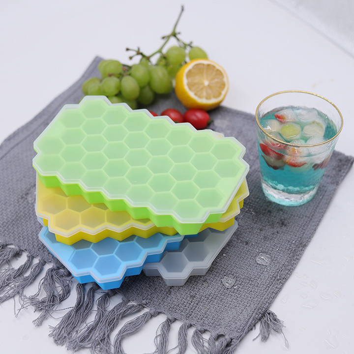 "Honeycomb-formad isbitsform av blå silikon, flexibel och spillsäker, köksredskap med lock för enkel ishantering."