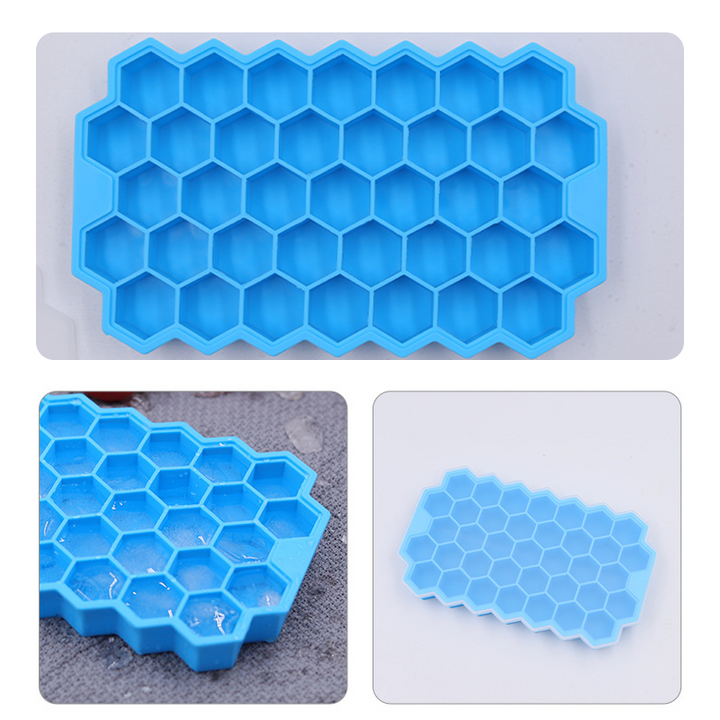 "Honeycomb-formad isbitsform av blå silikon, flexibel och spillsäker, köksredskap med lock för enkel ishantering."