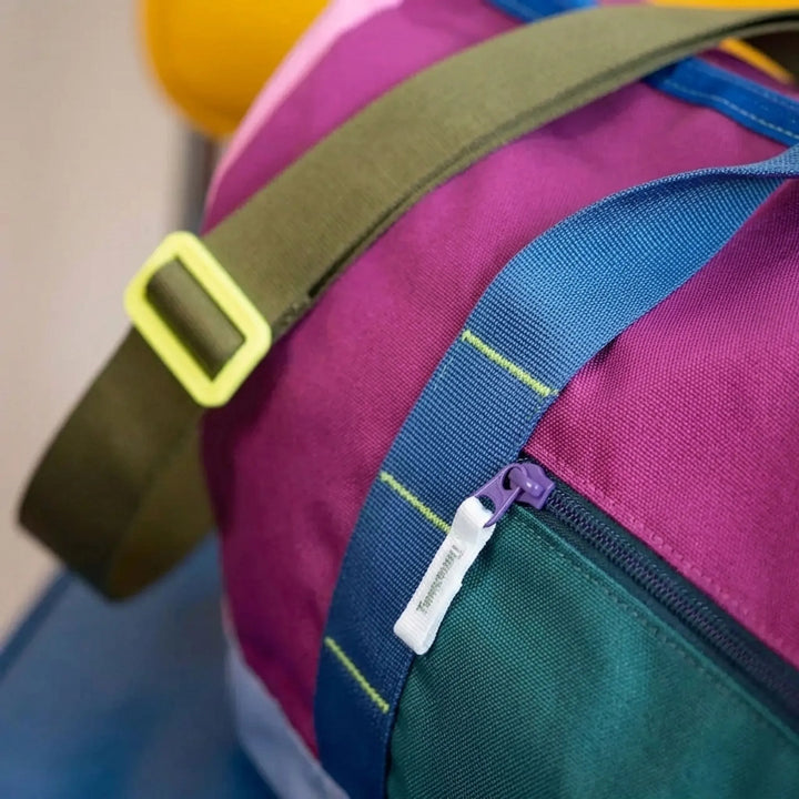 Elegant färgblockerad sportväska i lättviktig nylon för kvinnor. Hopfällbar och rymlig för gym & weekendresor.