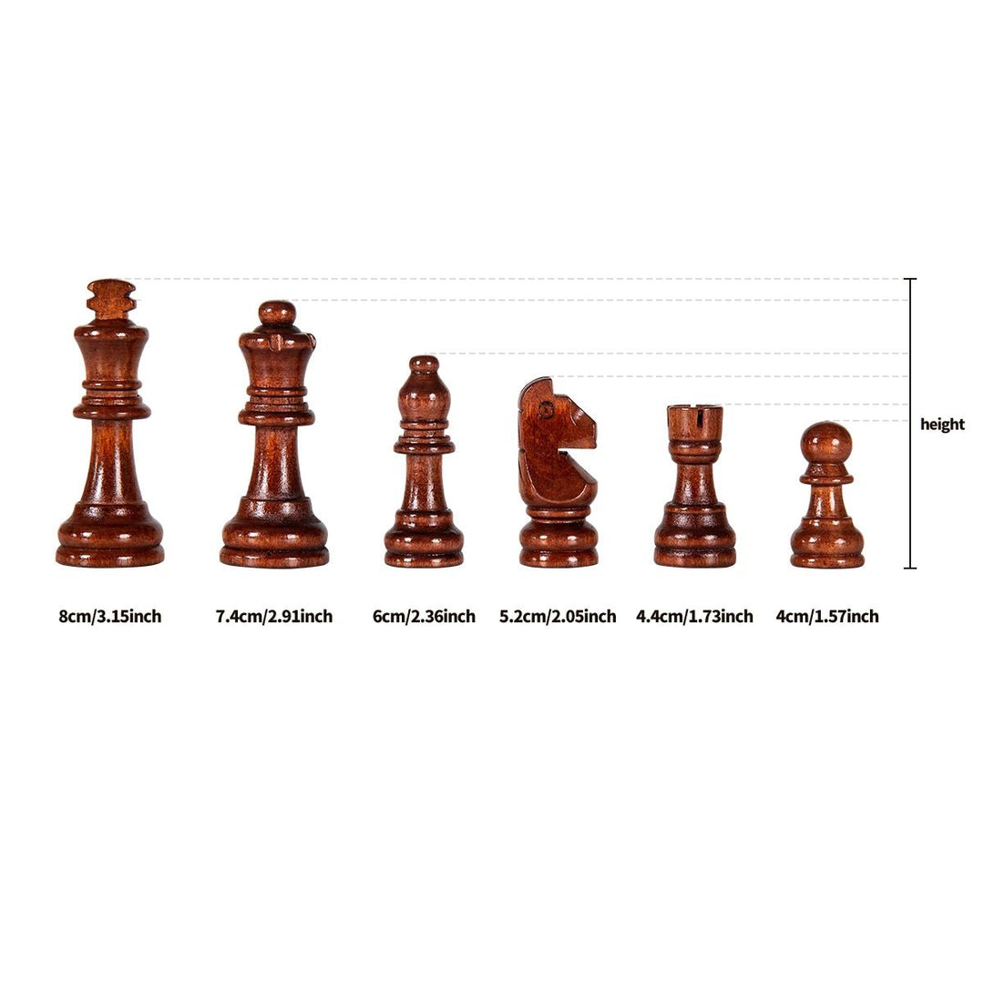 Lyxigt schackset i högkvalitativt trä med handskurna pjäser, ett elegant strategispel för vuxna.