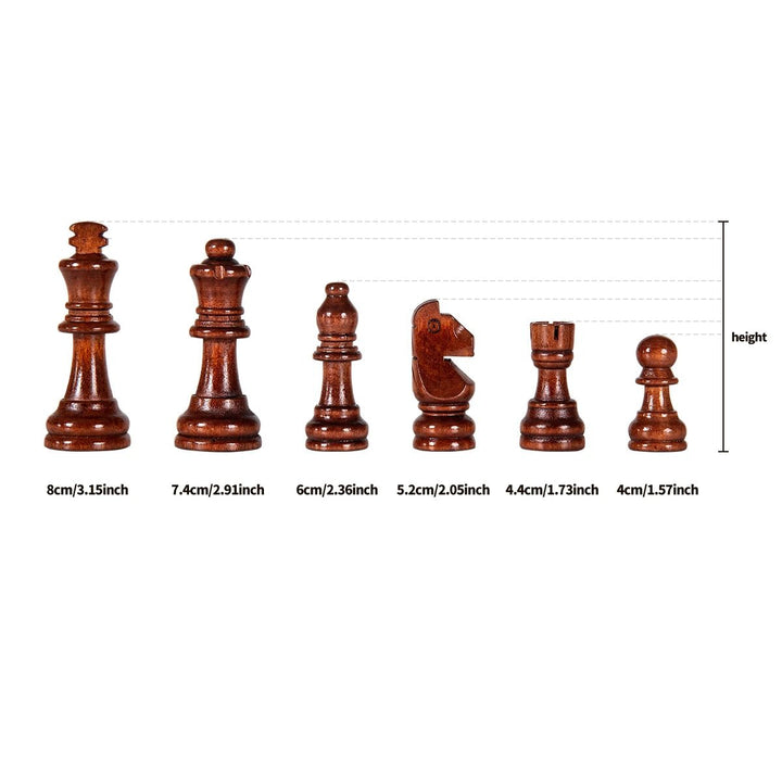 Lyxigt schackset i högkvalitativt trä med handskurna pjäser, ett elegant strategispel för vuxna.