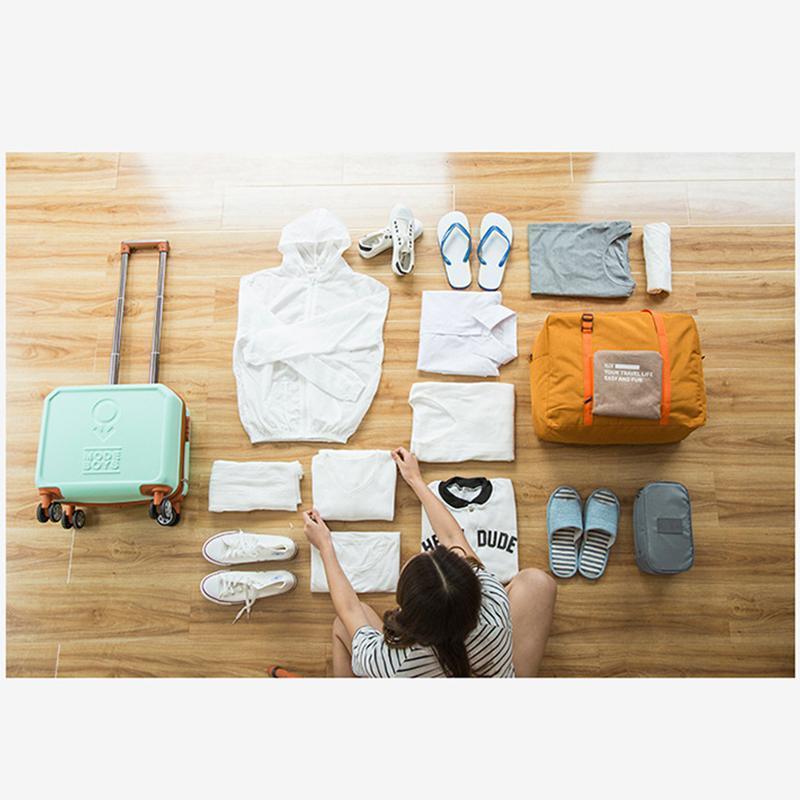 "Hopfällbar resväska i marinblå, lätt och modern design, idealisk för resor och dagliga utflykter."