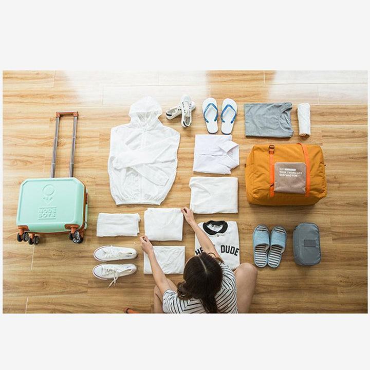 "Hopfällbar resväska i marinblå, lätt och modern design, idealisk för resor och dagliga utflykter."