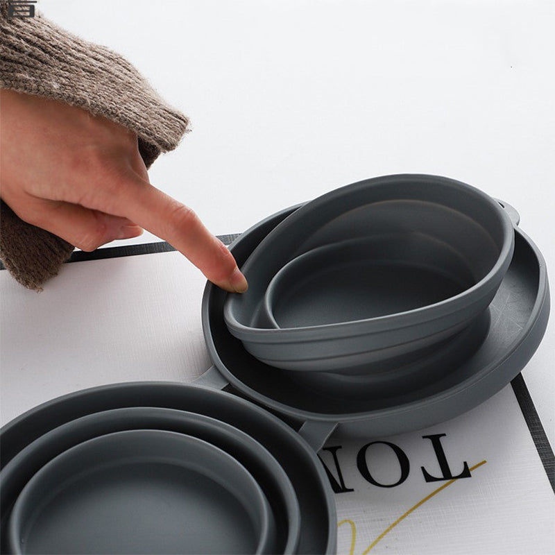 "Hopfällbar silikon matset för husdjur i blått, lätt att transportera med integrerade skålar för mat och vatten."