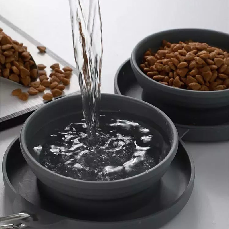 "Hopfällbar silikon matset för husdjur i blått, lätt att transportera med integrerade skålar för mat och vatten."