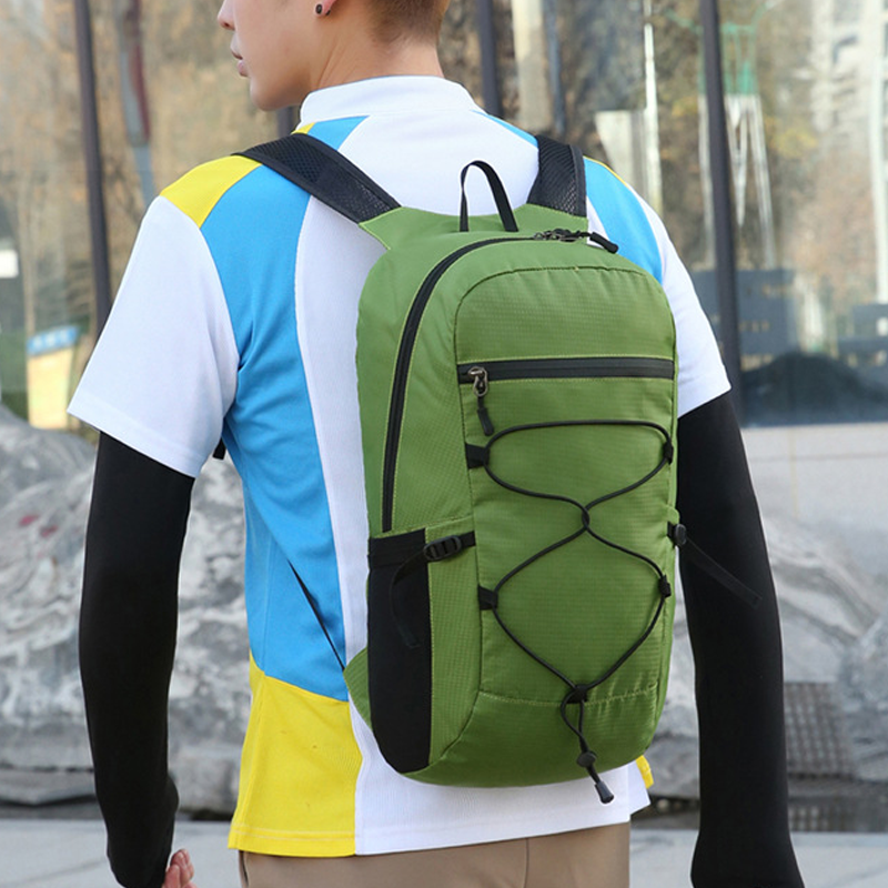 "Hopfällbar unisex ryggsäck, vattenresistent, ultralätt design i grön, stilren för stad och naturäventyr."