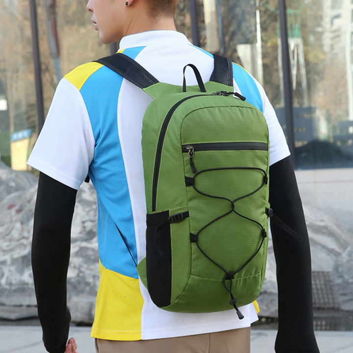 "Hopfällbar unisex ryggsäck, vattenresistent, ultralätt design i grön, stilren för stad och naturäventyr."