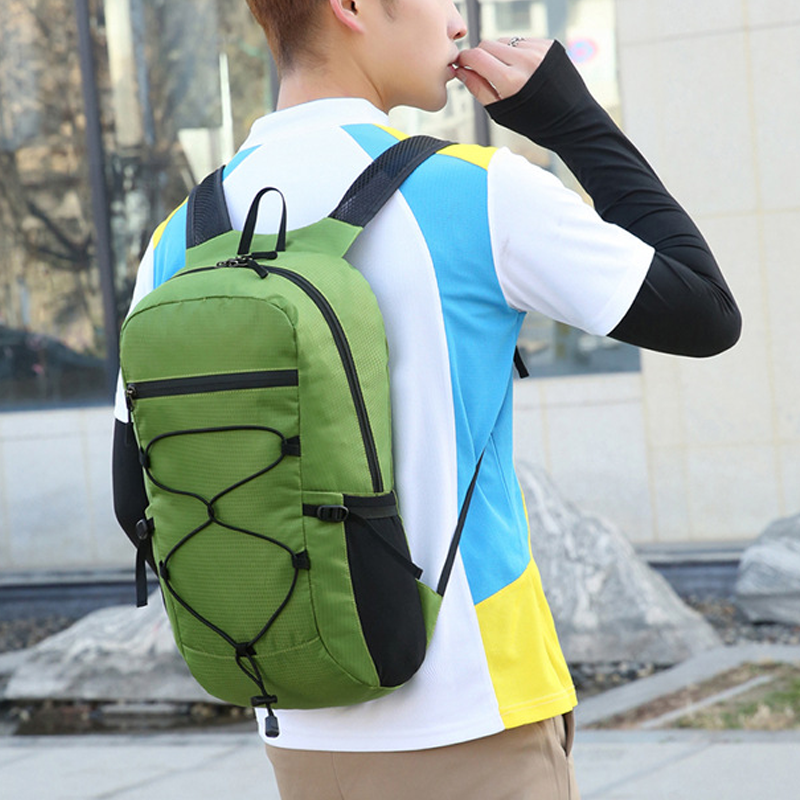 "Hopfällbar unisex ryggsäck, vattenresistent, ultralätt design i grön, stilren för stad och naturäventyr."