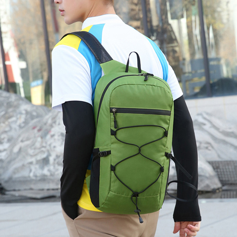 "Hopfällbar unisex ryggsäck, vattenresistent, ultralätt design i grön, stilren för stad och naturäventyr."