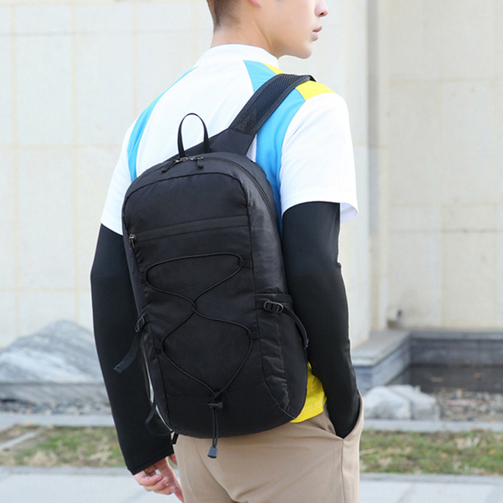 "Hopfällbar unisex ryggsäck, vattenresistent, ultralätt design i grön, stilren för stad och naturäventyr."