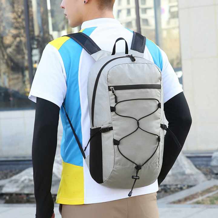 "Hopfällbar unisex ryggsäck, vattenresistent, ultralätt design i grön, stilren för stad och naturäventyr."