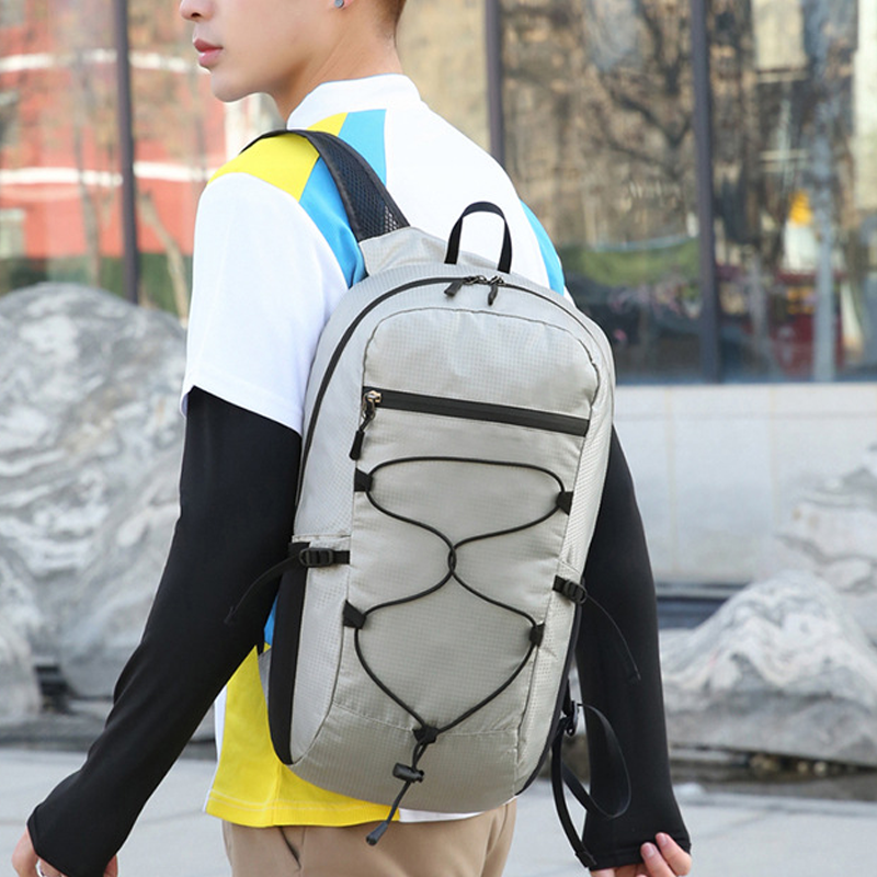 "Hopfällbar unisex ryggsäck, vattenresistent, ultralätt design i grön, stilren för stad och naturäventyr."