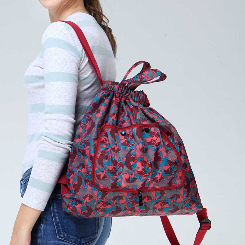 "Hopvikbar unisex ryggsäck med dragsko, vattentät yta, lättviktig och kompakt design, lämplig för både stad och äventyr."