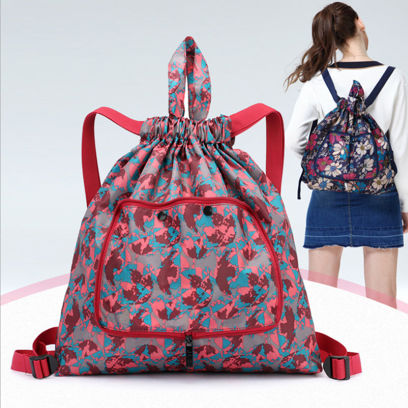 "Hopvikbar unisex ryggsäck med dragsko, vattentät yta, lättviktig och kompakt design, lämplig för både stad och äventyr."