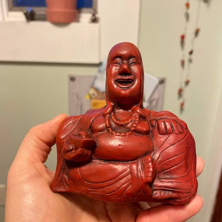 Humoristisk Buddha figur med utsträckt långfinger, gjord av harts, perfekt för skrivbord eller hylla, väcker skratt.