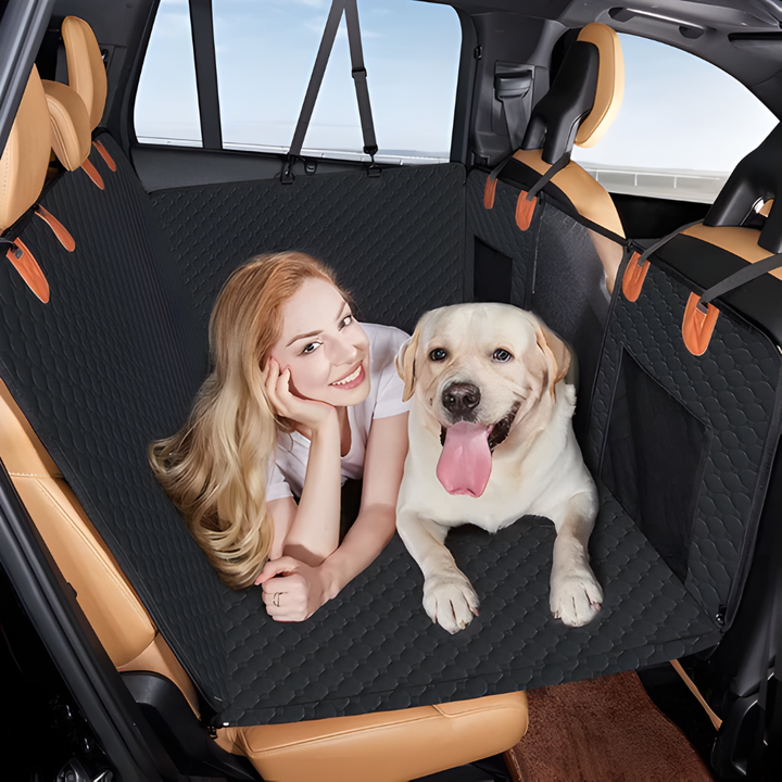Hundbilstolsförlängning i bil, ger säker och bekväm bilplats för stor hund. Perfekt för djurtransport.