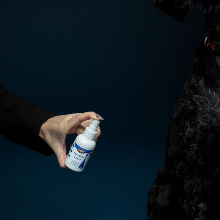 Flaska med Hundens Tasspray 50ml, formulerad med bivax & aloe vera för mjukgörande och skyddande tassvård.
