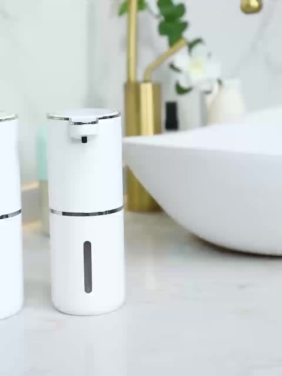 Uppladdningsbar väggmonterad tvåldispenser, hygienisk och praktisk design.