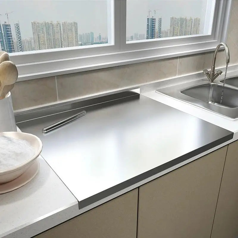 Hygienisk skärbräda i rostfritt stål med halkfri yta, perfekt för säker matlagning. Hållbar & diskmaskinsvänlig.