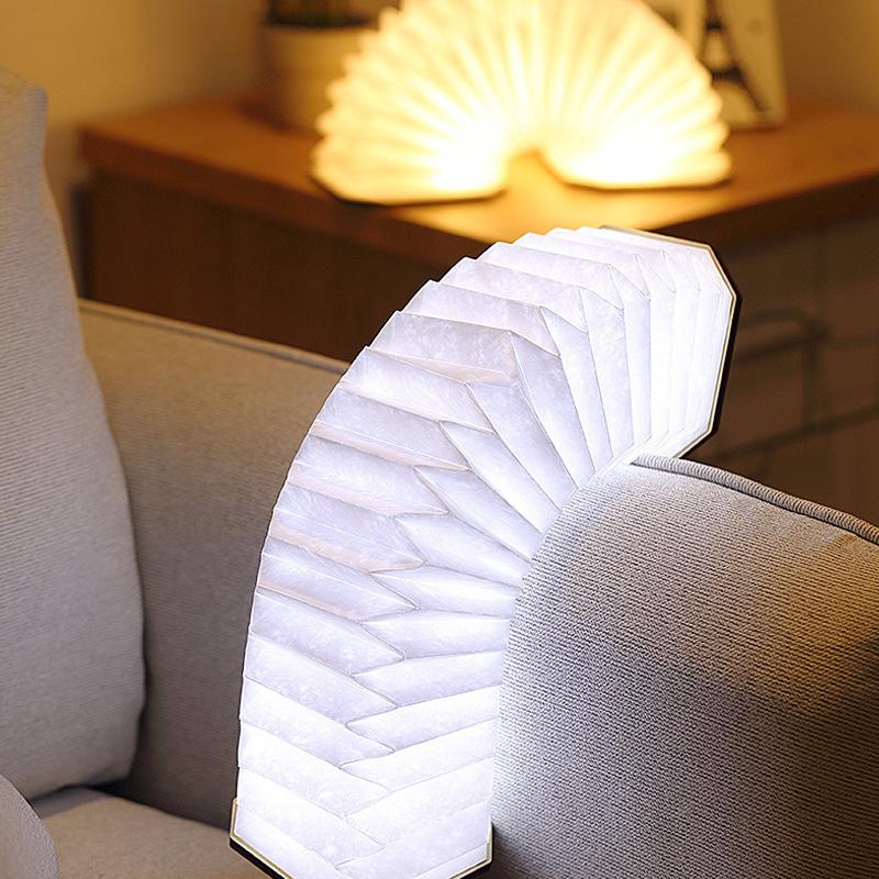"Ihopfällbar trälampa i naturträ med USB-laddning, kompakt design för hemmet, bärkaraktär och modern estetik."