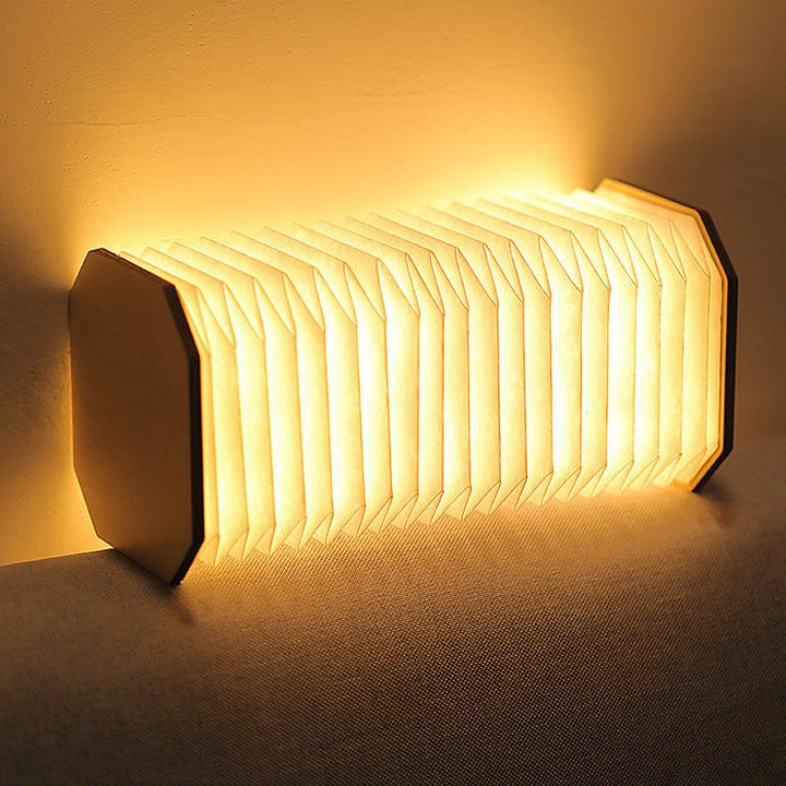 "Ihopfällbar trälampa i naturträ med USB-laddning, kompakt design för hemmet, bärkaraktär och modern estetik."