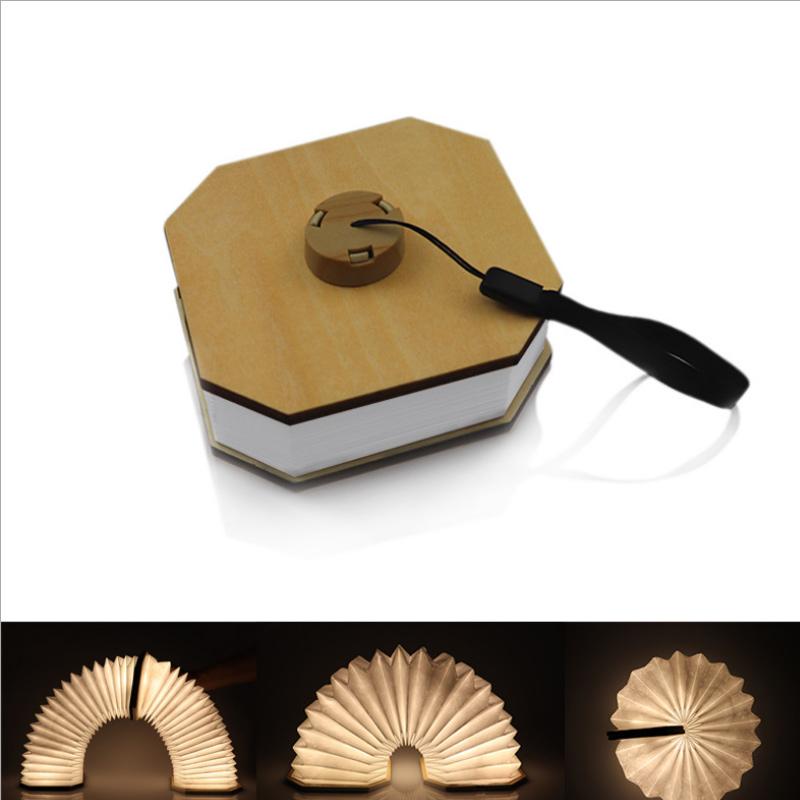 "Ihopfällbar trälampa i naturträ med USB-laddning, kompakt design för hemmet, bärkaraktär och modern estetik."