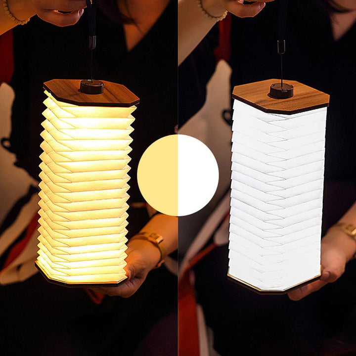 "Ihopfällbar trälampa i naturträ med USB-laddning, kompakt design för hemmet, bärkaraktär och modern estetik."