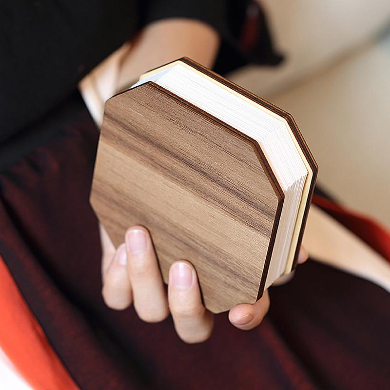 "Ihopfällbar trälampa i naturträ med USB-laddning, kompakt design för hemmet, bärkaraktär och modern estetik."