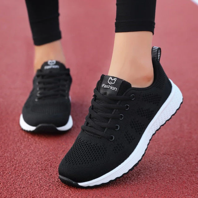 Damsneakers med ventilerande mesh och platt sula