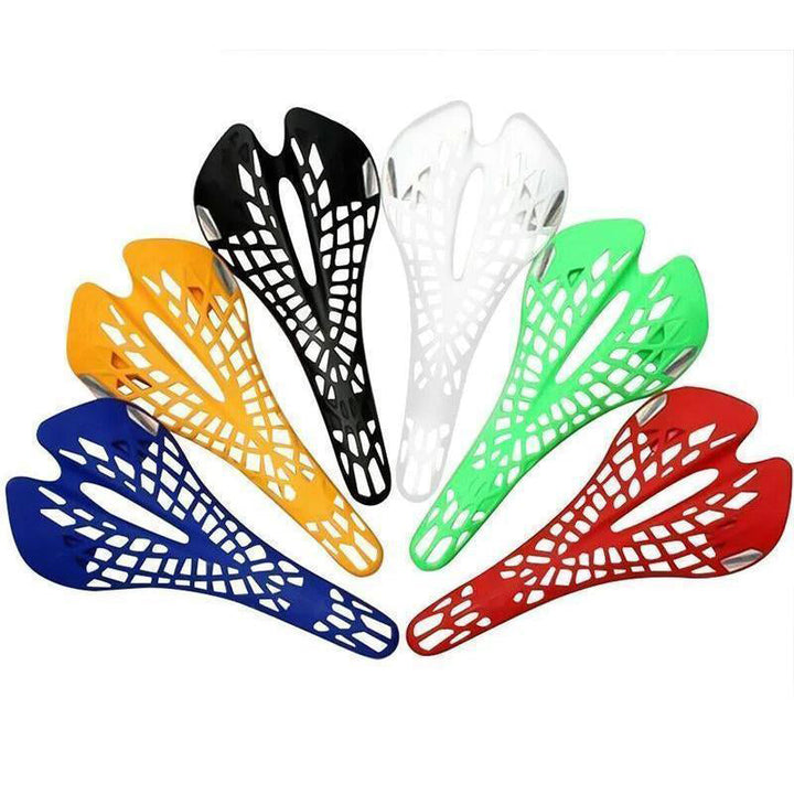 "Inbyggd cykelsadel i svart med andningsbar design och 69 ventilationshål för ökad komfort och minskad svettning."