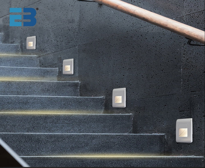 Inbyggd LED trappbelysning med PIR sensor & färgval. Modern infälld vägglampa för säkerhet & design.