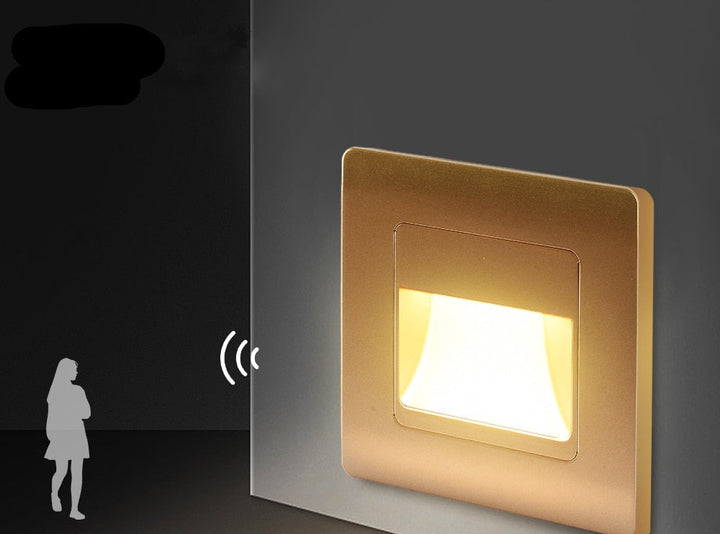 Säkerhetsbelysning: Inbyggd LED fotlampa med PIR sensor & färgval. Ger trygghet i mörka trappor.