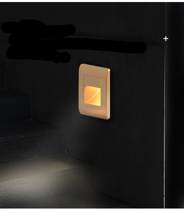 Flexibel LED trappbelysning med PIR sensor & färgval. Passar olika rum & inredningsstilar.