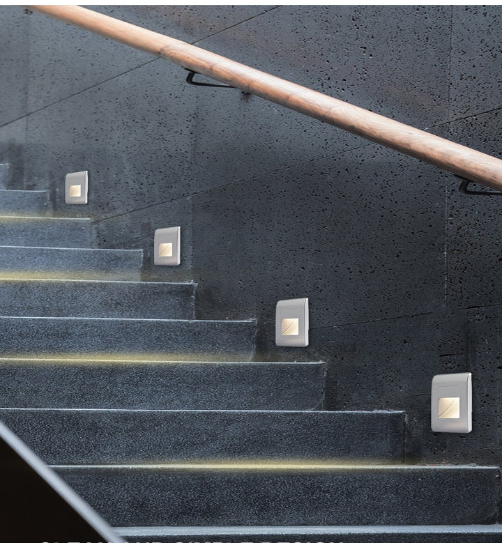 Detaljbild av inbyggd LED trappbelysning, visar diskret PIR sensor & slät, modern finish.