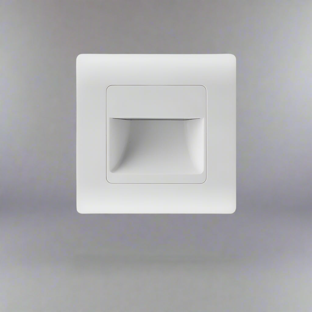 Modern infälld LED vägglampa med rörelsesensor, färgval & energibesparing. Perfekt fotlampa.