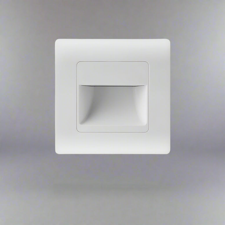Modern infälld LED vägglampa med rörelsesensor, färgval & energibesparing. Perfekt fotlampa.