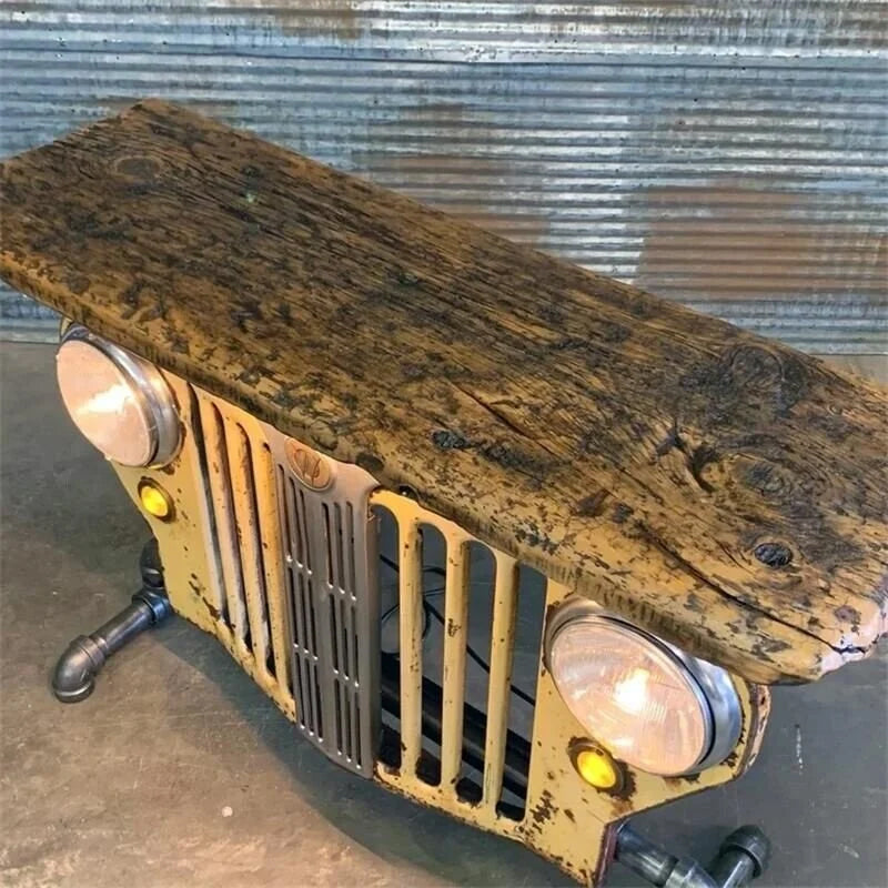 "Industriell bordsmodell dekoration i röd, gul, blå i steam punk-stil med metallram och träskiva, 15x20x6 cm."