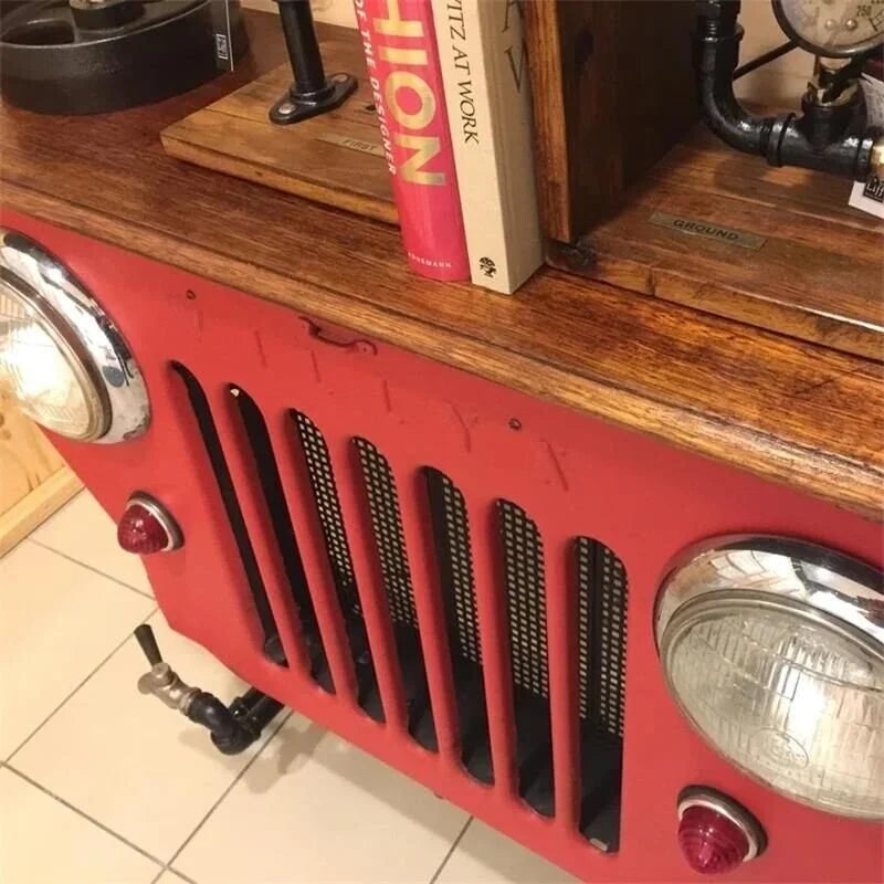 "Industriell bordsmodell dekoration i röd, gul, blå i steam punk-stil med metallram och träskiva, 15x20x6 cm."