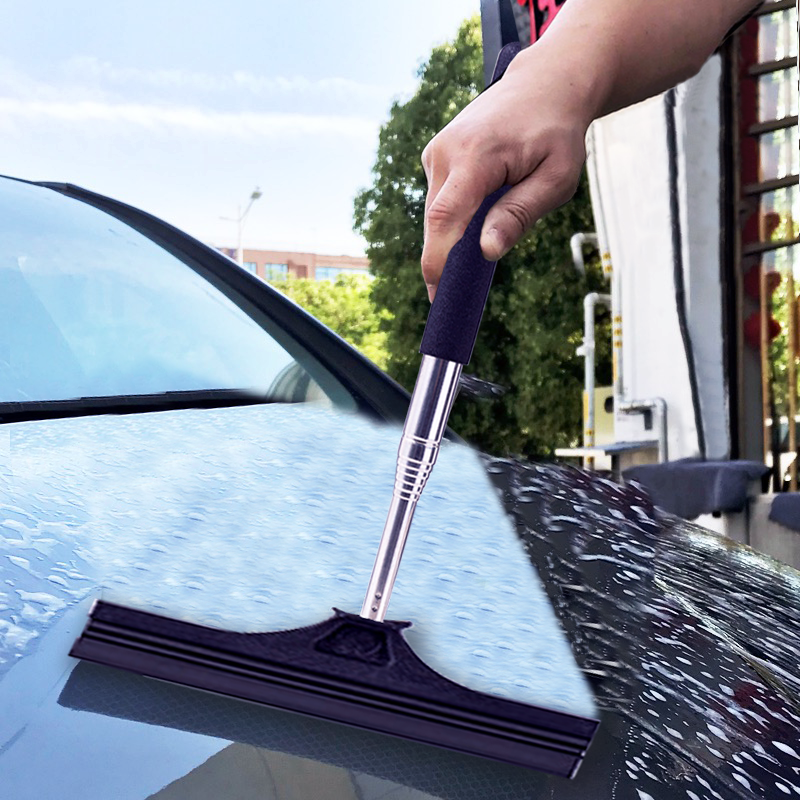 Infällbar backspegeltorkare med mjukt svamphandtag i rosa, förbättrar sikten vid regn.