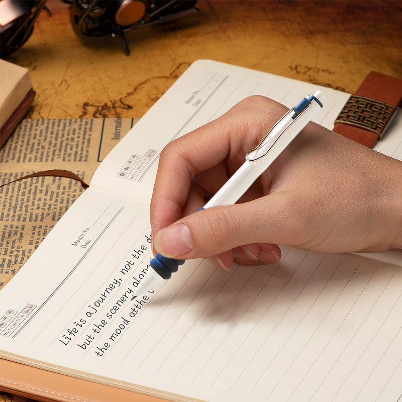 "Infällbar metalliserad reservoarpenna i elegant metall med supermjukt grepp, visas i rosa, blå och gröna färger."