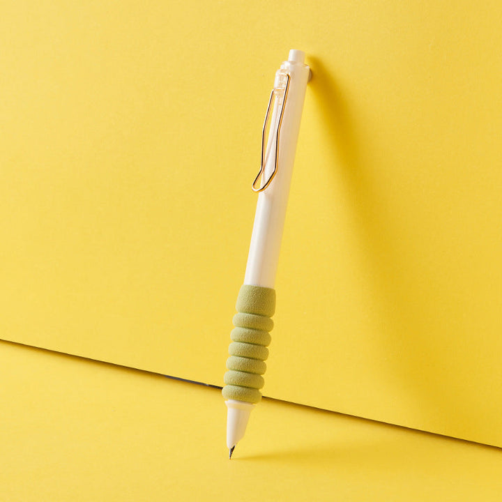 "Infällbar metalliserad reservoarpenna i elegant metall med supermjukt grepp, visas i rosa, blå och gröna färger."