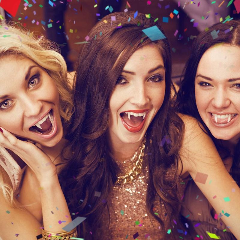 "Infällbara realistiska vampyrtänder halloween tillbehör, närbild med detaljrik ådring i vit silikon mot mörk bakgrund."