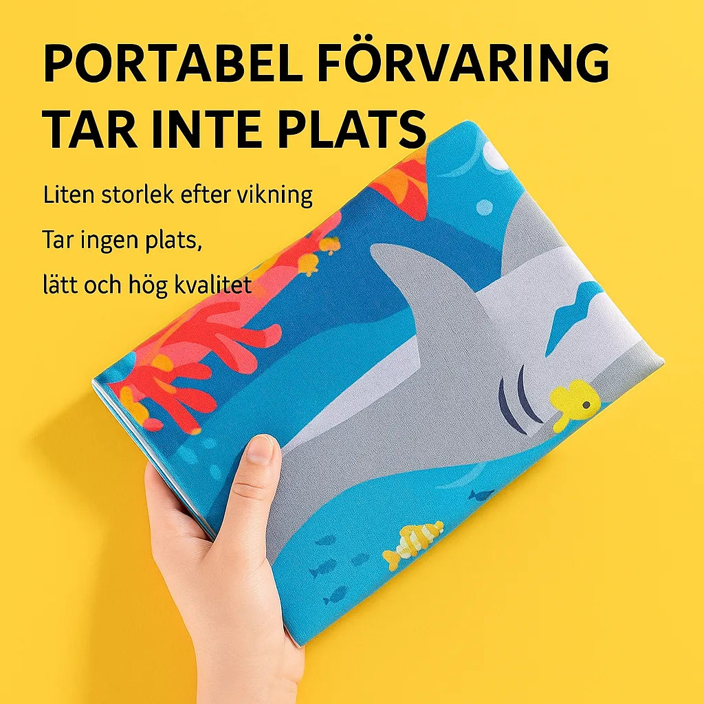 Hållbar AquaPaw PVC vattenlekmatta, designad för långvarig, interaktiv och svalkande sommarlek för husdjur.