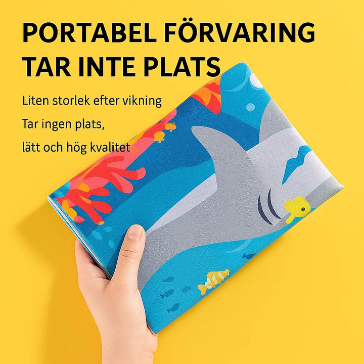 Hållbar AquaPaw PVC vattenlekmatta, designad för långvarig, interaktiv och svalkande sommarlek för husdjur.
