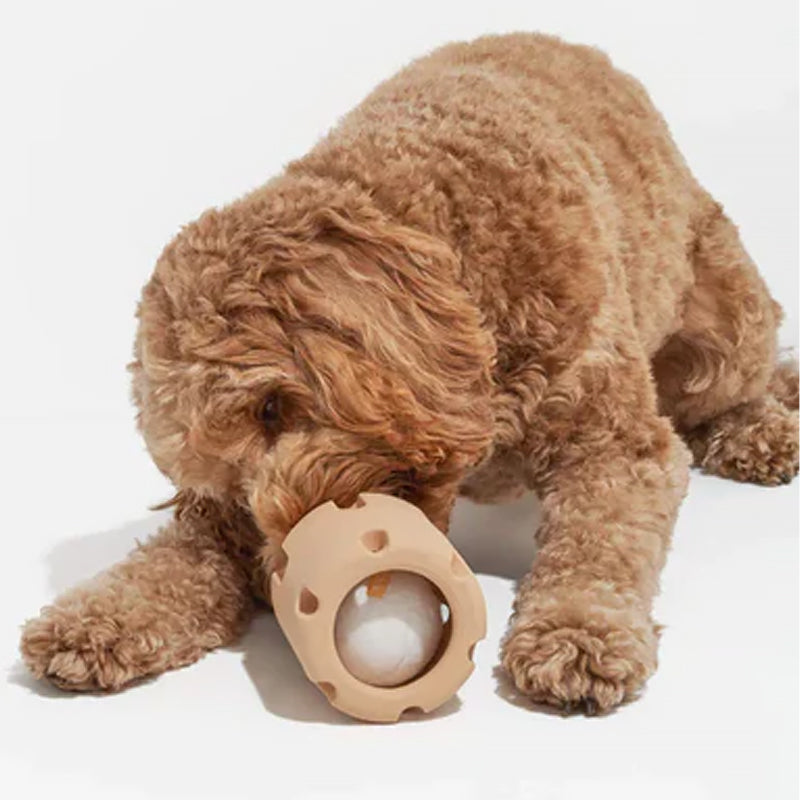 Interaktiv blå tennistumlarleksak för hund, gjord av naturgummi, perfekt för lek och tuggning.