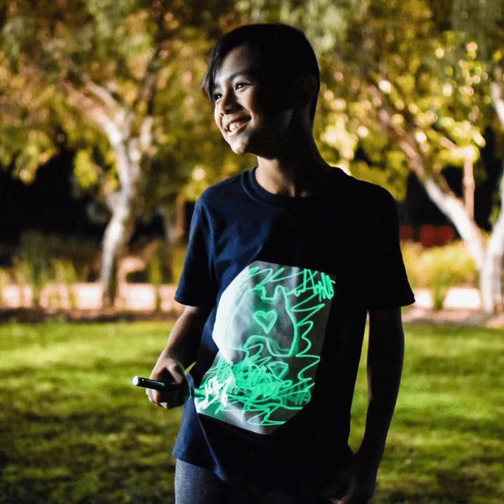 "Interaktiv glödande unisex T-shirt med kreativa mönster, perfekt för mörka miljöer, inkluderar unik glödpenna."