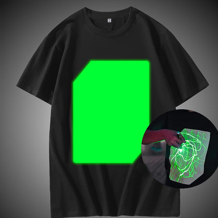 "Interaktiv glödande unisex T-shirt med kreativa mönster, perfekt för mörka miljöer, inkluderar unik glödpenna."